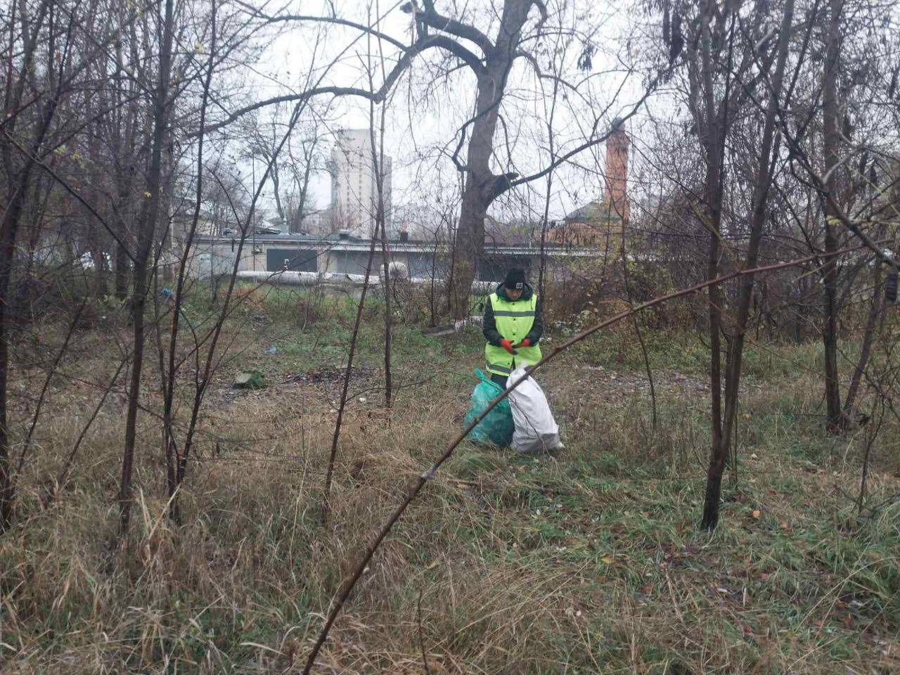 Комунальники наводять лад у парках Харкова